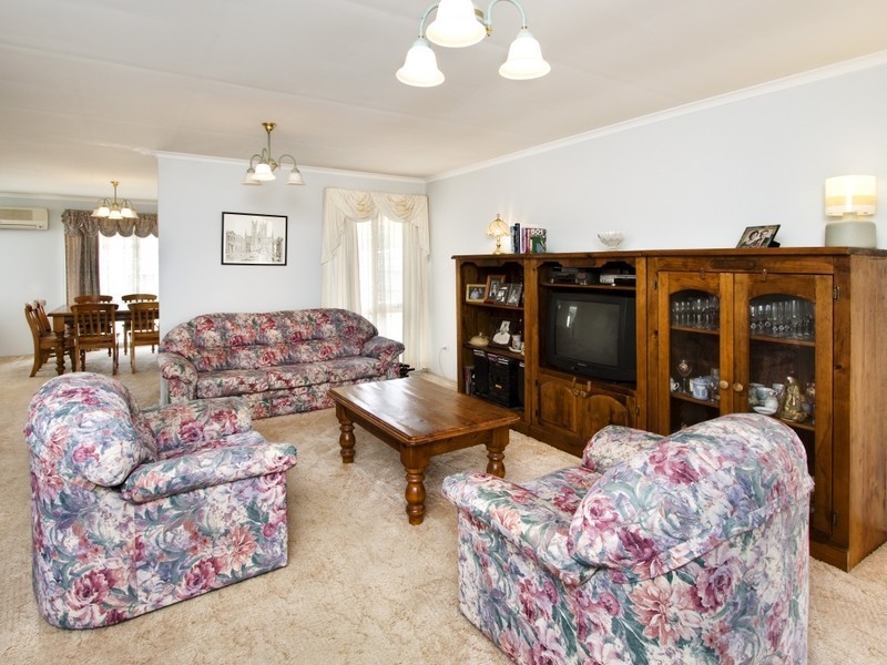 7 Silkyoak Grove, Greenacre NSW 2190