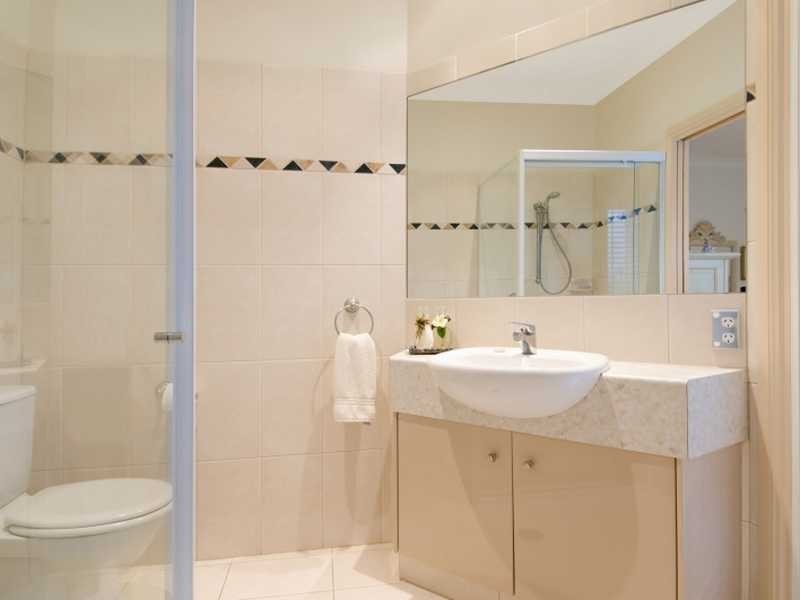 2/31 Runaway Bay Avenue, Runaway Bay QLD 4216