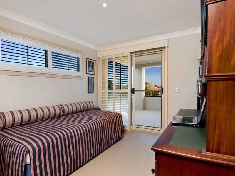 2/31 Runaway Bay Avenue, Runaway Bay QLD 4216