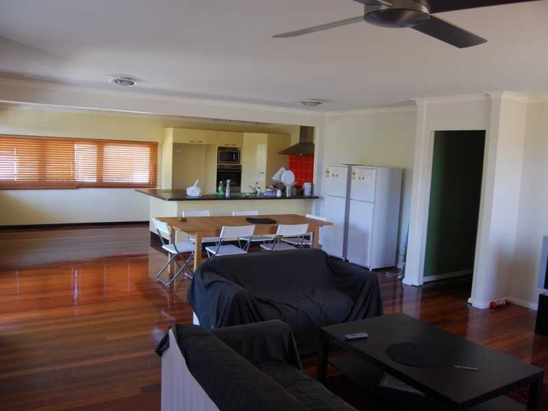 8 Geoffrey Avenue, Southport QLD 4215