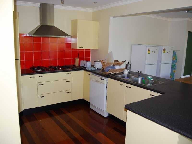 8 Geoffrey Avenue, Southport QLD 4215