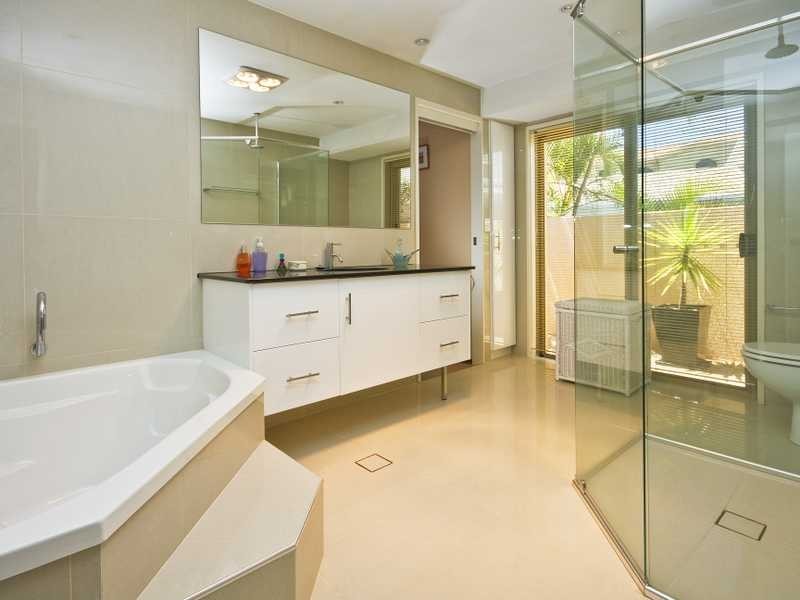 37 Cockleshell Crt, Runaway Bay QLD 4216