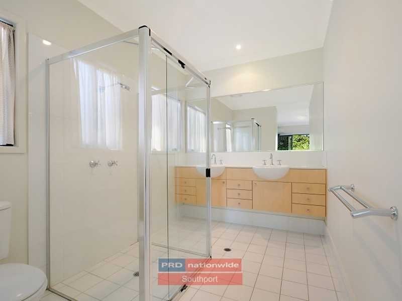 2/76 Worendo Street, Southport QLD 4215