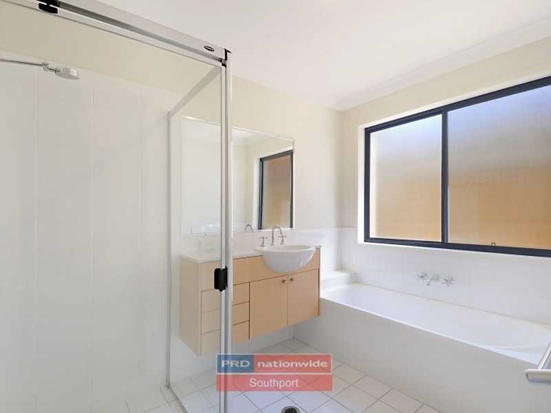 2/76 Worendo Street, Southport QLD 4215