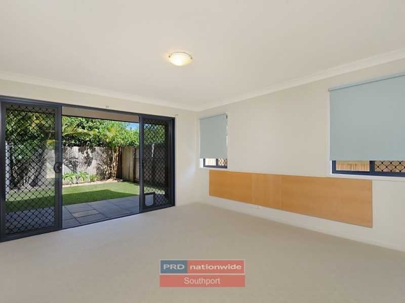 2/76 Worendo Street, Southport QLD 4215