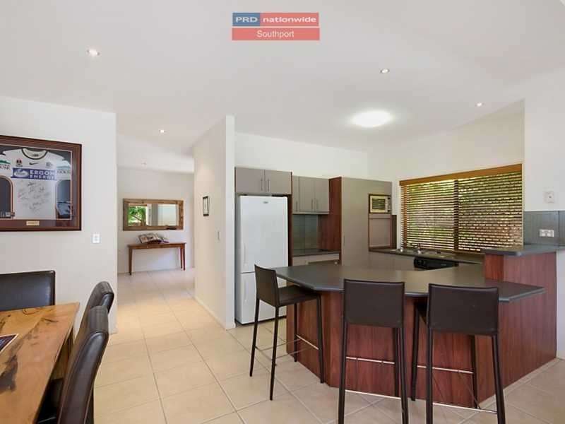 2/27 Melinda st, Southport QLD 4215