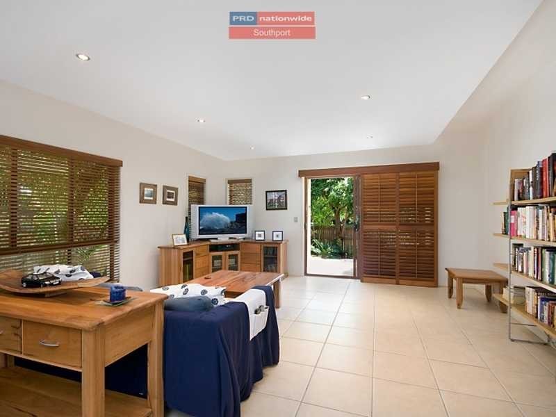 2/27 Melinda st, Southport QLD 4215