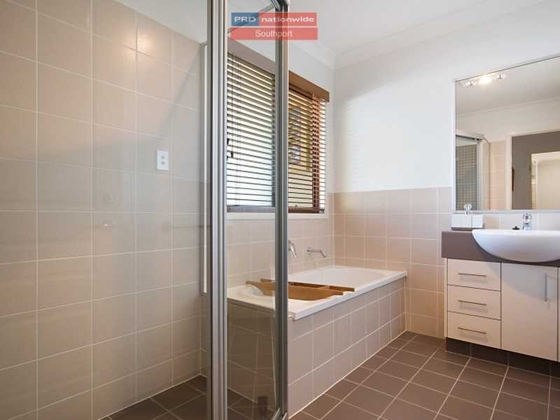 2/27 Melinda st, Southport QLD 4215