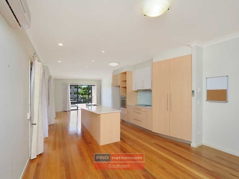 2/76 Worendo Street, Southport QLD 4215