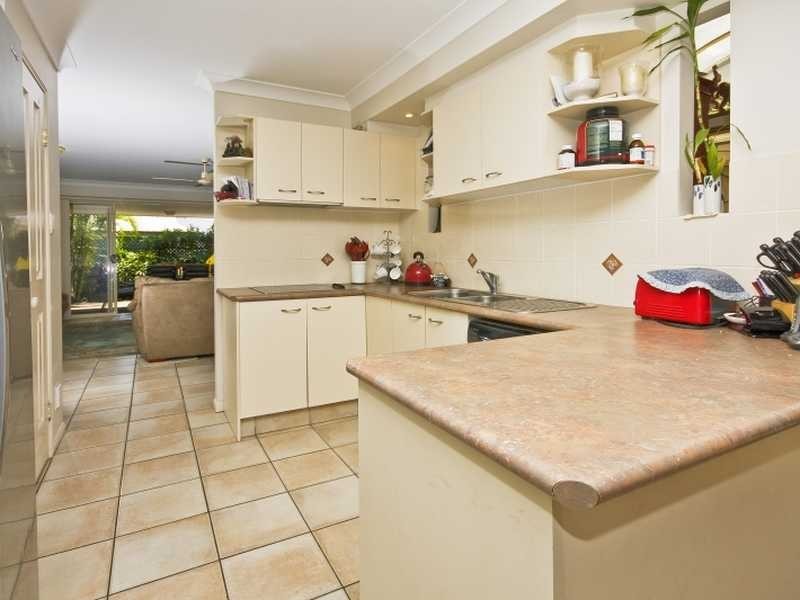 2/25 Charlton Street, Southport QLD 4215