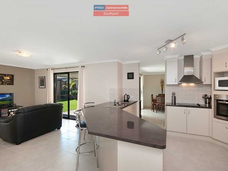 9 Chesterton Street, Pacific Pines QLD 4211