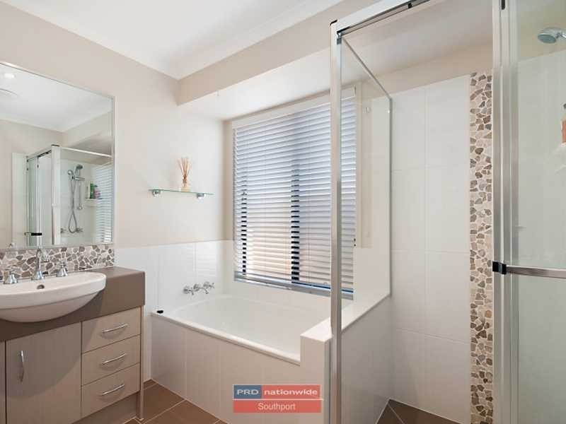 9 Chesterton Street, Pacific Pines QLD 4211