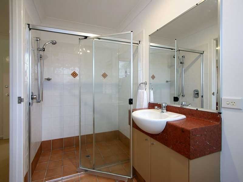 2/118 Pohlman Street, Southport QLD 4215