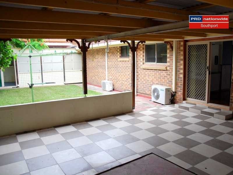 Unit/2/39 Terrigal Crescent, Southport QLD 4215