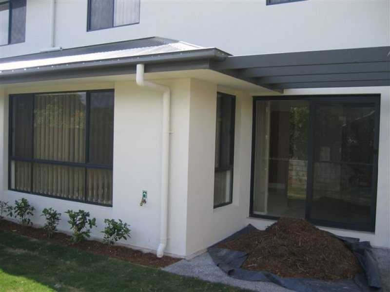 2/100 Imperial Parade, Labrador QLD 4215