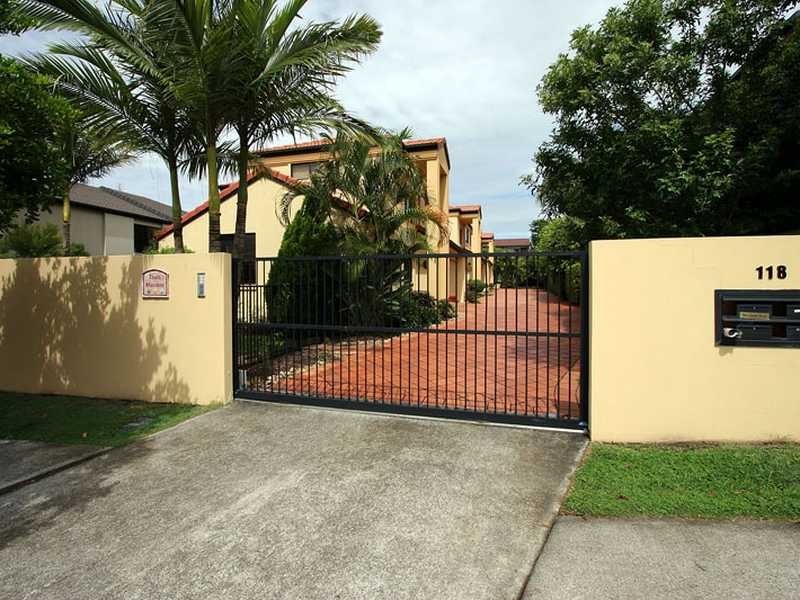 2/118 Pohlman Street, Southport QLD 4215