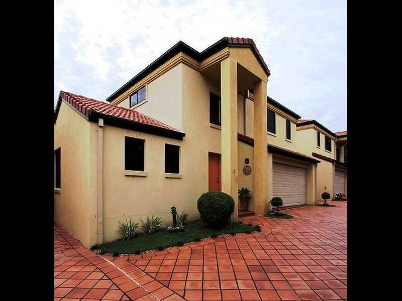 2/118 Pohlman Street, Southport QLD 4215