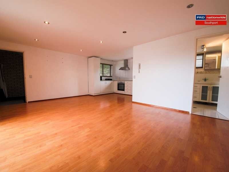 4/4 Baker Avenue, Labrador QLD 4215