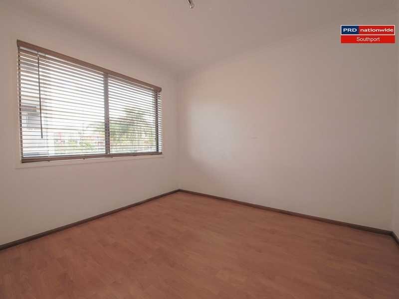 4/4 Baker Avenue, Labrador QLD 4215