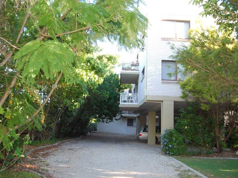 4/4 Baker Avenue, Labrador QLD 4215