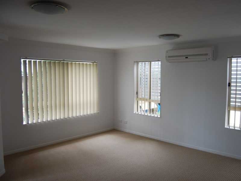 2/131 Muir Street, Labrador QLD 4215
