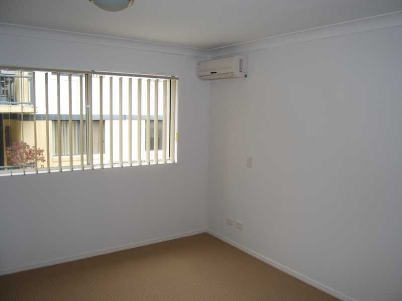 2/131 Muir Street, Labrador QLD 4215