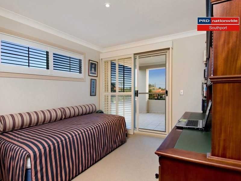 2/31 Runaway Bay Avenue, Runaway Bay QLD 4216