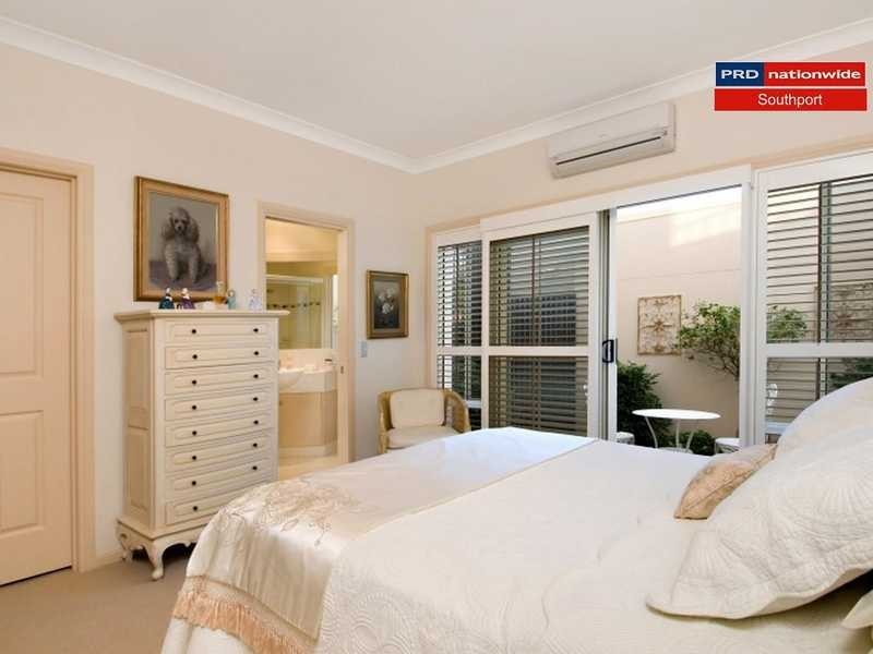 2/31 Runaway Bay Avenue, Runaway Bay QLD 4216