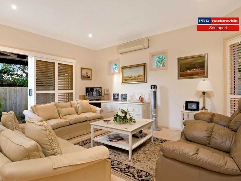 2/31 Runaway Bay Avenue, Runaway Bay QLD 4216