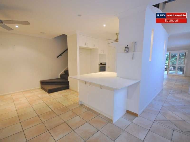 2/25 Charlton Street, Southport QLD 4215
