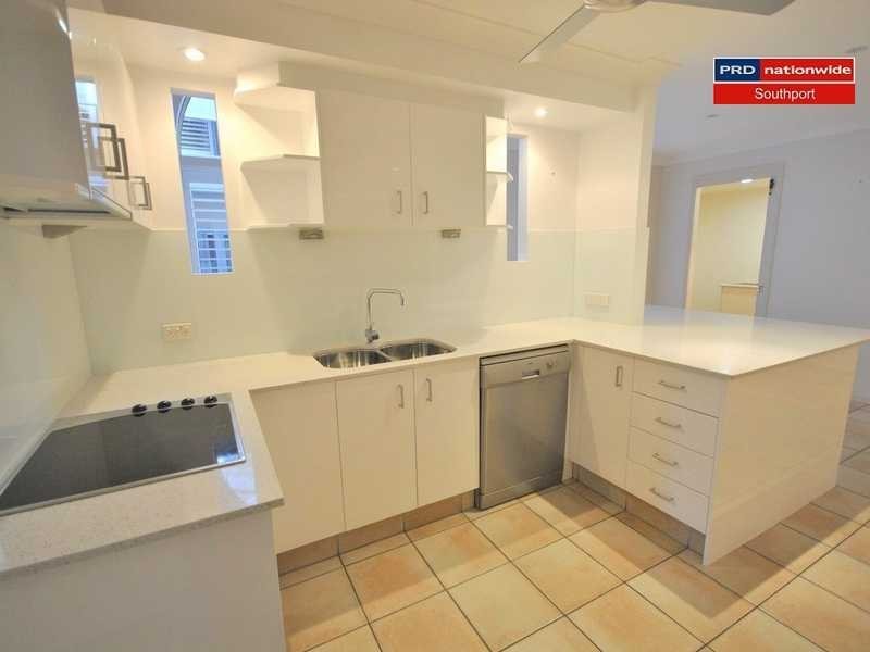 2/25 Charlton Street, Southport QLD 4215