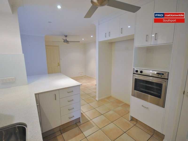 2/25 Charlton Street, Southport QLD 4215
