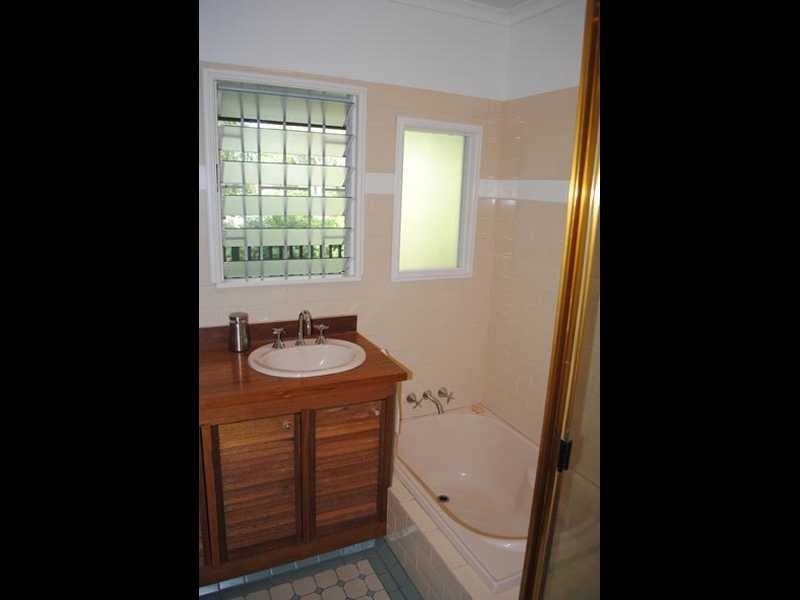 6 West King Lane, Southport QLD 4215