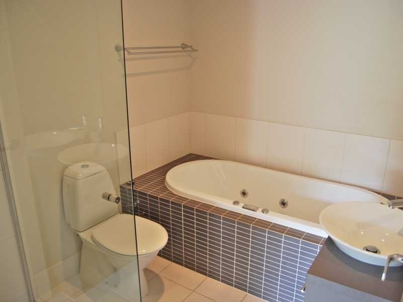 Unit 8/75 Benowa Road, Southport QLD 4215