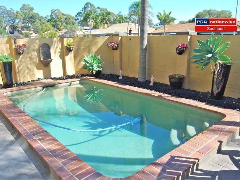 1/5 Avi Court, Labrador QLD 4215