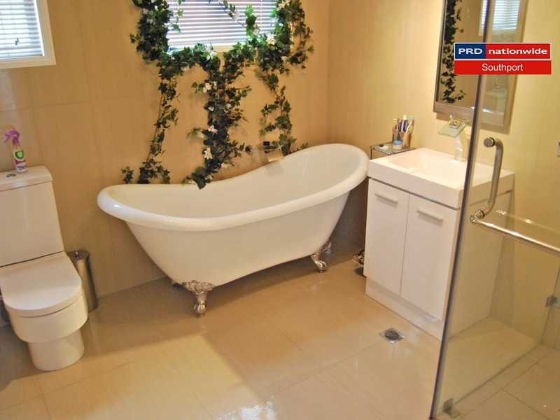 1/5 Avi Court, Labrador QLD 4215