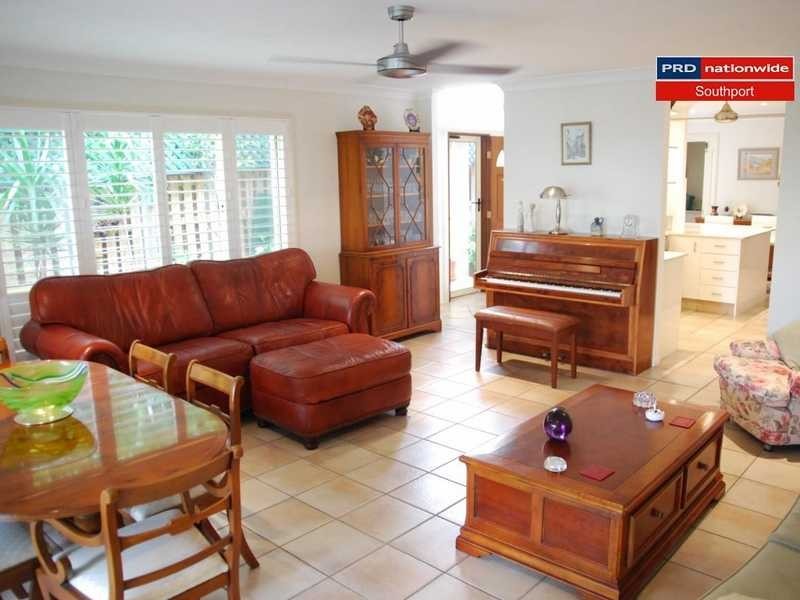 2/25 Charlton Street, Southport QLD 4215