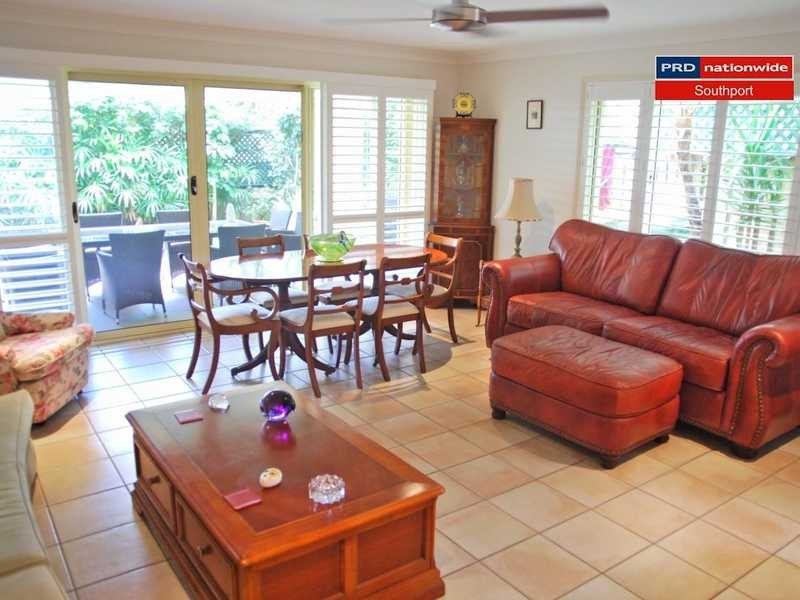 2/25 Charlton Street, Southport QLD 4215