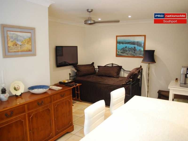 2/25 Charlton Street, Southport QLD 4215