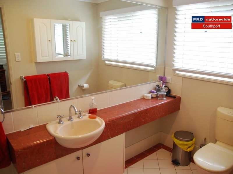 2/25 Charlton Street, Southport QLD 4215