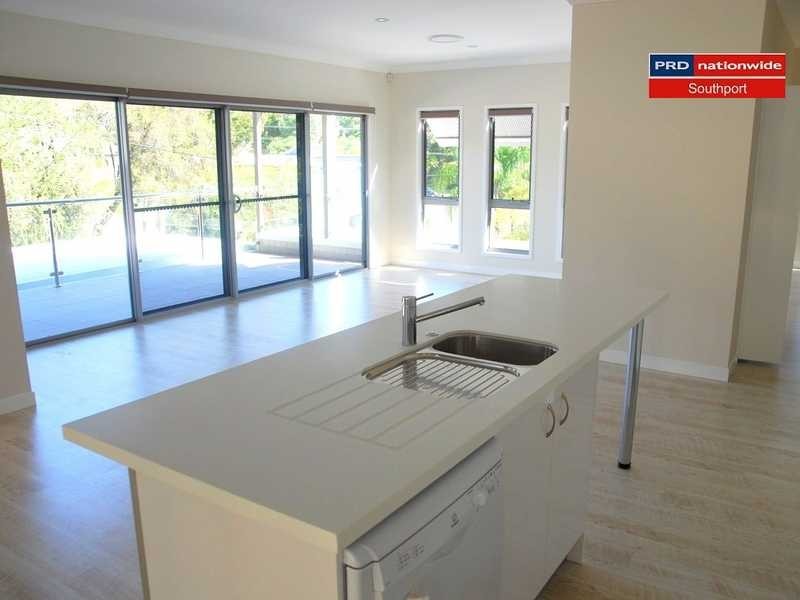 1/7 Harcourt Crescent, Southport QLD 4215