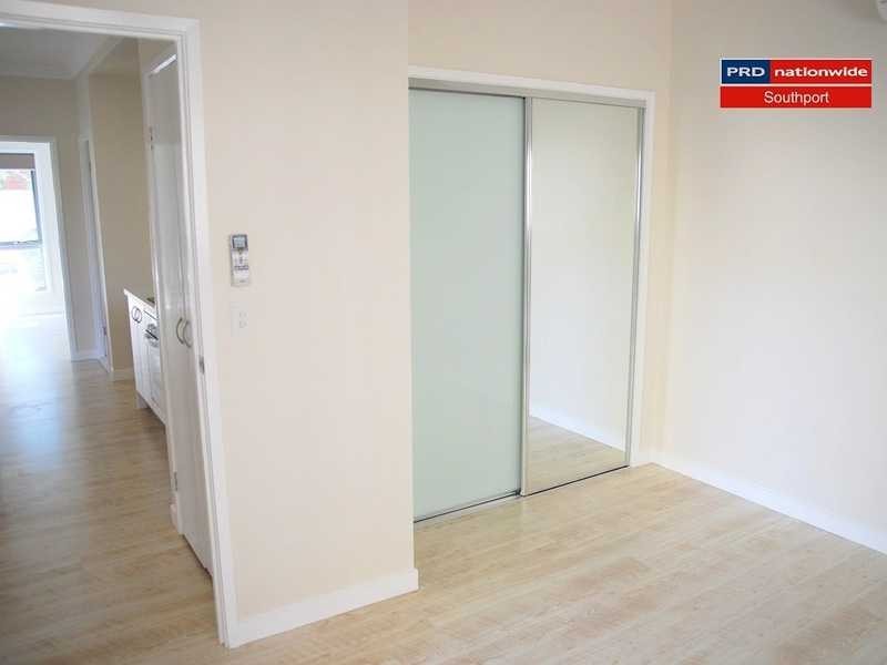 1/7 Harcourt Crescent, Southport QLD 4215