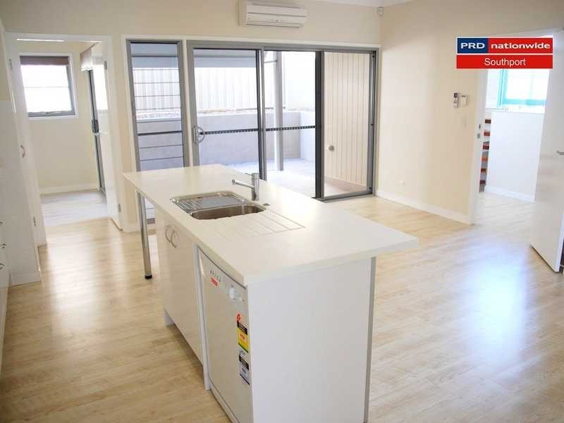 1/7 Harcourt Crescent, Southport QLD 4215