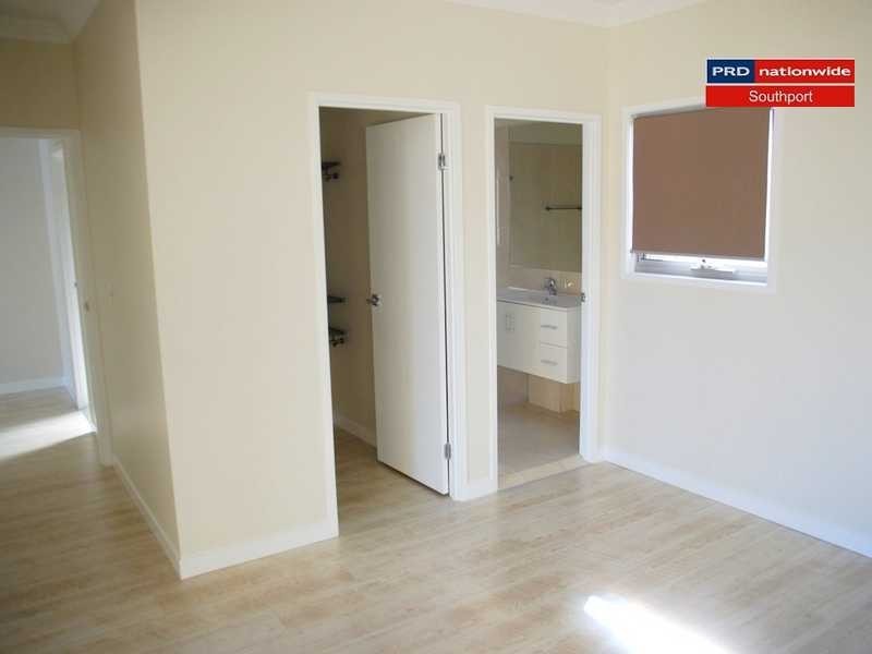 1/7 Harcourt Crescent, Southport QLD 4215