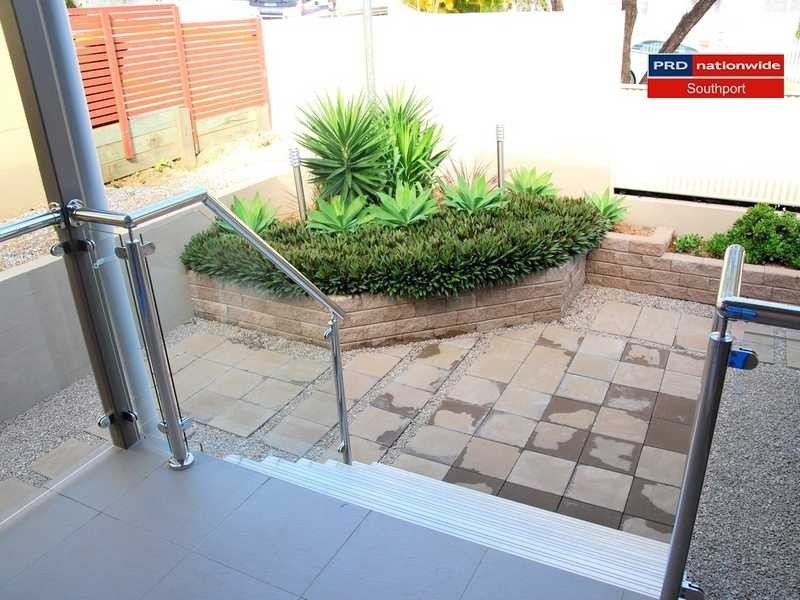 1/7 Harcourt Crescent, Southport QLD 4215