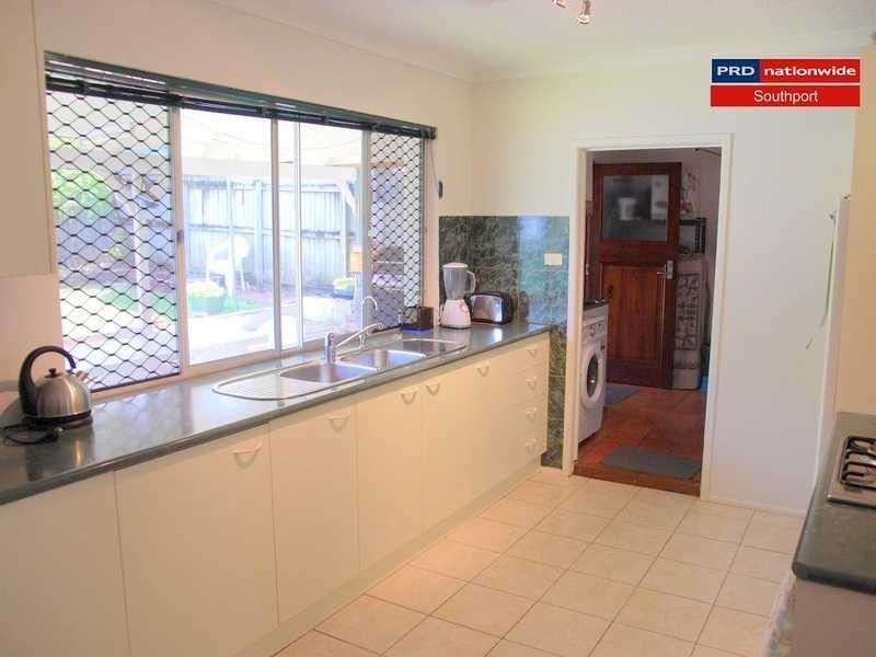 8 Cooleroo Crescent, Southport QLD 4215