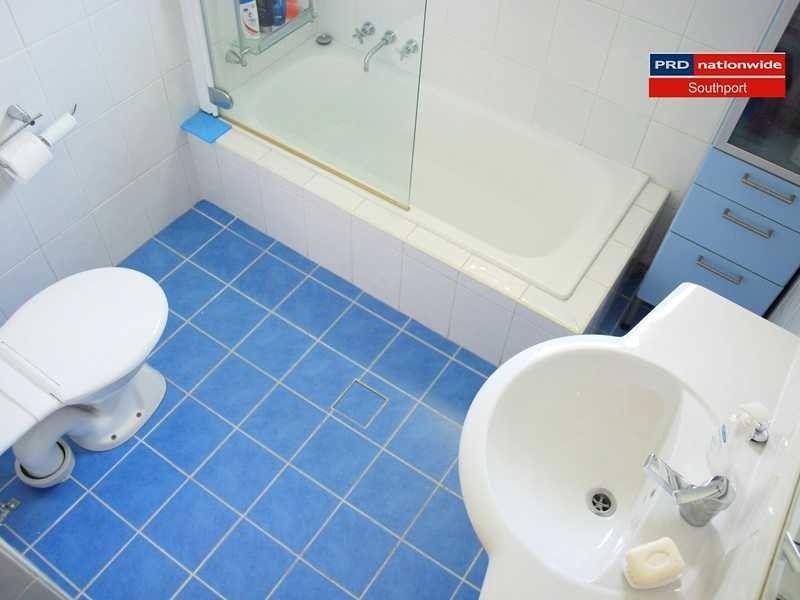 8 Cooleroo Crescent, Southport QLD 4215