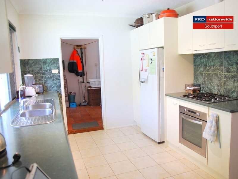 8 Cooleroo Crescent, Southport QLD 4215