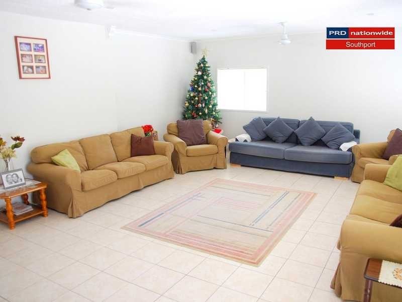 8 Cooleroo Crescent, Southport QLD 4215