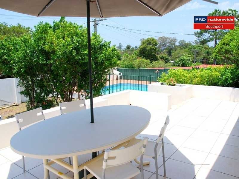 8 Cooleroo Crescent, Southport QLD 4215